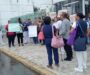 Por anomalías en el pago del bono navideño, protestan trabajadores del hospital comunitario