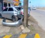 *Dama estampó auto contra poste de concreto*