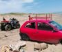 Abandonan vehículo vandalizado en playa de Coatzacoalcos