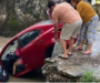 Cae con todo y automóvil dentro de canal