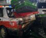 Camión de empresa avícola se queda sin frenos y termina dentro de una vivienda en Sayula de Alemán